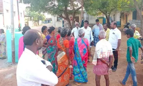 கிராம நிர்வாக அலுவலரை அலுவலகத்தில் வைத்து பூட்டிய கிராம மக்கள்