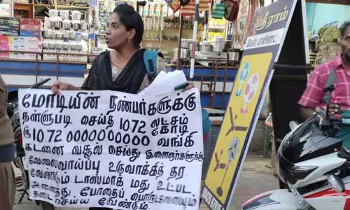 சட்டக்கல்லூரி மாணவி துண்டுபிரசுரம் வினியோகித்ததால் பரபரப்பு சட்டக்கல்லூரி மாணவி துண்டுபிரசுரம் வினியோகித்ததால் பரபரப்பு