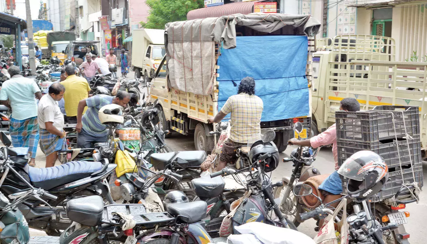 போக்குவரத்துக்கு இடையூறாக நிறுத்தப்படும் வாகனங்கள் போக்குவரத்துக்கு இடையூறாக நிறுத்தப்படும் வாகனங்கள்