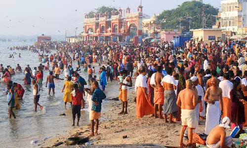 அக்னி தீர்த்த கடலில் புனித நீராடிய பக்தர்கள்