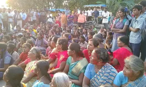 மேம்பாலம் அமைக்கக் கோரி மாணவர்கள், பொதுமக்கள் சாலை மறியல் மேம்பாலம் அமைக்கக் கோரி மாணவர்கள், பொதுமக்கள் சாலை மறியல்