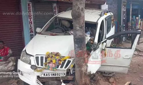 கடைக்குள் புகுந்த கார்