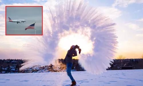 அமெரிக்கா: குளிர்கால சூறாவளியால் இருளில் மூழ்கிய 15 லட்சம் வீடுகள்; 20 கோடி பேருக்கு எச்சரிக்கை அமெரிக்கா: குளிர்கால சூறாவளியால் இருளில் மூழ்கிய 15 லட்சம் வீடுகள்; 20 கோடி பேருக்கு எச்சரிக்கை