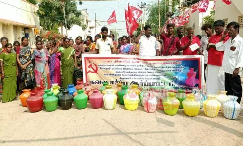 அடிப்படை வசதிகள் கேட்டு பொதுமக்கள் ஆர்ப்பாட்டம்