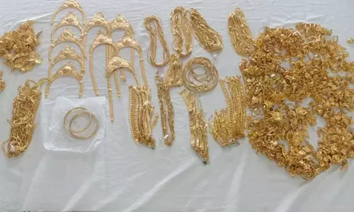 மேல்மருவத்தூர் ரெயில் நிலையத்தில் 345 பவுன் நகைகள் பறிமுதல் - 2 பேர் கைது