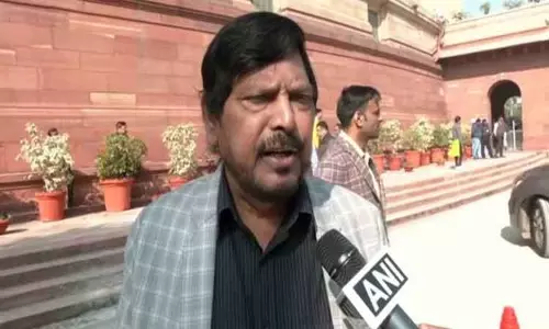 இந்தியாவின் பிரதமராகும் வாய்ப்பை ராகுல் காந்தியால் பெற முடியாது - மத்திய மந்திரி ராம்தாஸ் அத்வாலே இந்தியாவின் பிரதமராகும் வாய்ப்பை ராகுல் காந்தியால் பெற முடியாது - மத்திய மந்திரி ராம்தாஸ் அத்வாலே