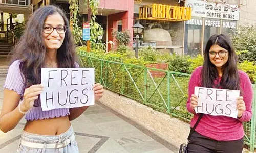 பெங்களூரு வாசிகளுக்கு இன்ப அதிர்ச்சி: கட்டிப்புடி வைத்தியம் நடத்திய 2 இளம்பெண்கள் பெங்களூரு வாசிகளுக்கு இன்ப அதிர்ச்சி: கட்டிப்புடி வைத்தியம் நடத்திய 2 இளம்பெண்கள்