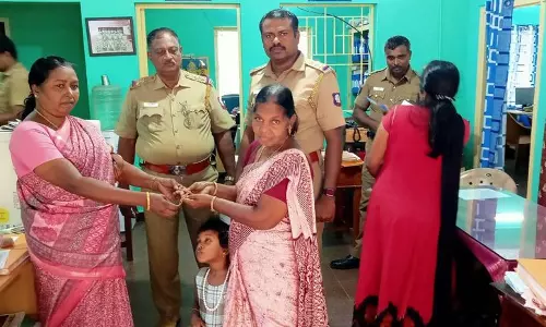 குளச்சல் அருகே சாலையில் தவற விட்ட நகை உரியவரிடம் ஒப்படைப்பு