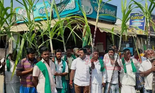 கரும்பு விவசாயிகள் ஆர்ப்பாட்டம் கரும்பு விவசாயிகள் ஆர்ப்பாட்டம்