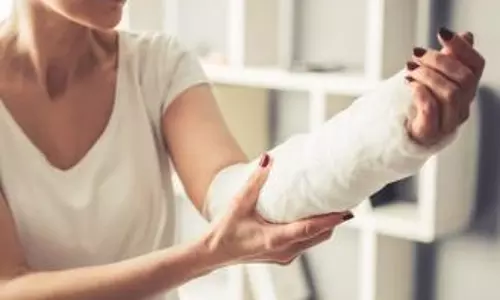 சுற்றுலா வேன்-4 கார்கள் அடுத்தடுத்து மோதல் சுற்றுலா வேன்-4 கார்கள் அடுத்தடுத்து மோதல்