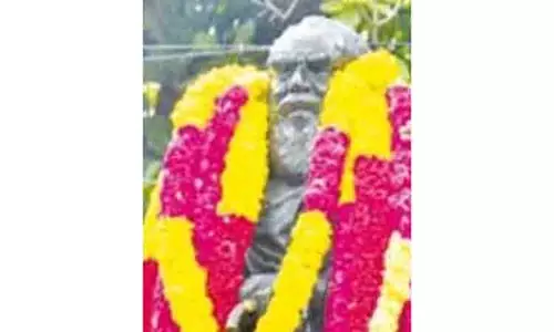 பெரியார் சிலைக்கு மாலை அணிவிப்பு