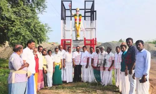 எம்.ஜி.ஆர். சிலைக்கு மாலை அணிவித்து மரியாதை