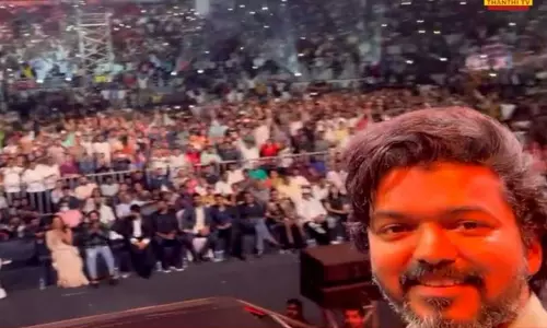 வாரிசு இசை வெளியீட்டு விழா- ரசிகர்களுடன் செல்பி எடுத்து ட்விட்டரில் பதிவிட்ட நடிகர் விஜய்