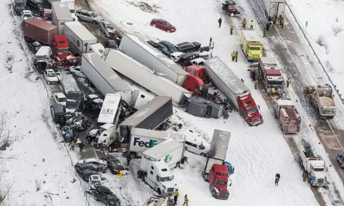 அமெரிக்கா:  வாகன விபத்தில் 16 பேர் உயிரிழப்பு; 7 லட்சம் வீடுகள் இருளில் மூழ்கின