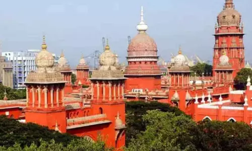 காப்பீட்டு திட்டத்தை அமல்படுத்தும் தனியார் மருத்துவமனைகளை கண்காணிக்க வேண்டும் - அரசுக்கு சென்னை ஐகோர்ட்டு உத்தரவு