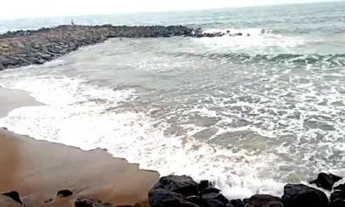 சென்னை: எண்ணூர் கடலில் குளித்த 4 வடமாநில வாலிபர்கள் ராட்சத அலையில் சிக்கி மாயம்...!