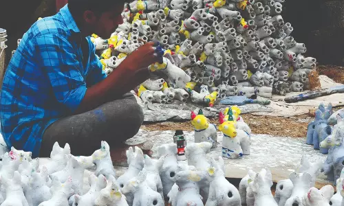 சோமவாரப்பட்டி ஆல்கொண்டமால் கோவில் தமிழர் திருநாள் திருவிழாவை முன்னிட்டு விருகல்பட்டியில் உருவார பொம்மைகள் தயாரிக்கும் பணி தீவிரமாக நடைபெற்று வருகிறது.