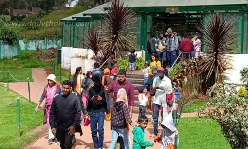 ஊட்டியில் குவிந்த சுற்றுலா பயணிகள்