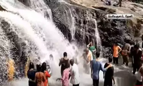 தொடர் விடுமுறை எதிரொலி: தேனி கும்பக்கரை அருவியில் குவிந்த சுற்றுலா பயணிகள் தொடர் விடுமுறை எதிரொலி: தேனி கும்பக்கரை அருவியில் குவிந்த சுற்றுலா பயணிகள்