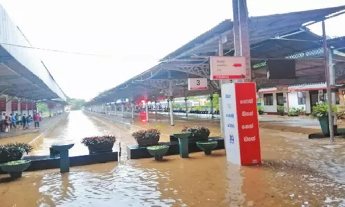 இலங்கையில் கனமழை; வெள்ளத்தால் மக்கள் பாதிப்பு இலங்கையில் கனமழை; வெள்ளத்தால் மக்கள் பாதிப்பு