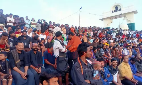 கன்னியாகுமரியில் சுற்றுலா பயணிகள் குவிந்தனர்