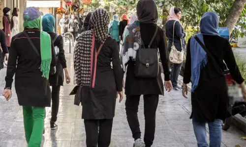 ஈரானில் போராட்டத்தில் கைதாகி சிறையில் இருக்கும் பெண்களுக்கு பாலியல் தொல்லை..!!