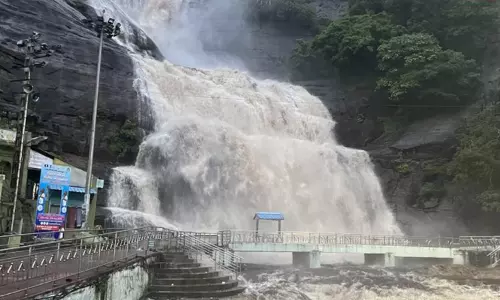 குற்றாலம் மெயின் அருவியில் வெள்ளப்பெருக்கு - சுற்றுலாப் பயணிகள் குளிக்க தடை