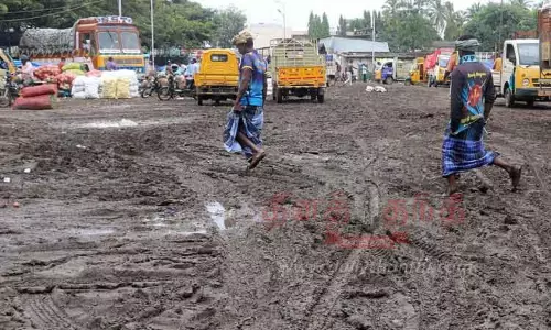 சேறும், சகதியுமாக மாறிய எம்.ஜி.ஆர். மார்க்கெட்