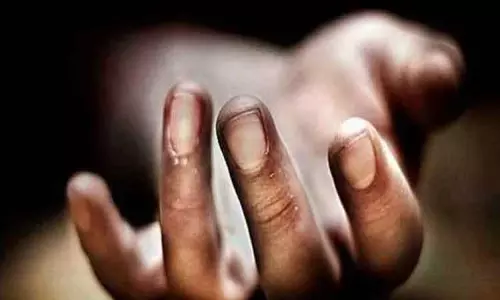 சாலை தடுப்பில் கார் மோதி போலீஸ் இன்ஸ்பெக்டர் மகன் பலி