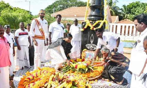 சுனாமி நினைவுத்தூணில் கலெக்டர் லலிதா மலர் வளையம் வைத்து அஞ்சலி