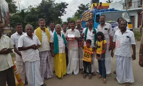 கரும்புகளை கொள்முதல் செய்யக்கோரிநாமம் போடப்பட்ட மண்சட்டி ஏந்தி விவசாயிகள் ஊர்வலம்