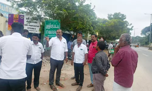 முத்தையாபுரம், ஸ்பிக் நகர்பஜாரில் தேங்கும் மழை நீர் வடிந்து செல்ல நடவடிக்கை:மேயர் ஜெகன் பெரியசாமி ஆய்வு முத்தையாபுரம், ஸ்பிக் நகர்பஜாரில் தேங்கும் மழை நீர் வடிந்து செல்ல நடவடிக்கை:மேயர் ஜெகன் பெரியசாமி ஆய்வு