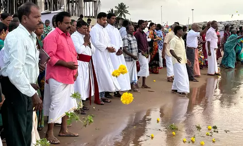 திருச்செந்தூர் அமலிநகர், ஆலந்தலை கடலில்சுனாமியில் உயிரிழந்தவர்களுக்கு மலர்தூவி அஞ்சலி திருச்செந்தூர் அமலிநகர், ஆலந்தலை கடலில்சுனாமியில் உயிரிழந்தவர்களுக்கு மலர்தூவி அஞ்சலி