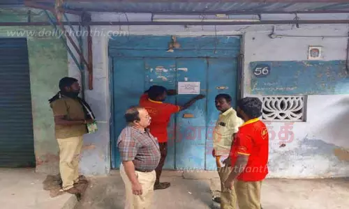 வால்பாறையில் வாடகை செலுத்தாத 8 கடைகளுக்கு சீல்நகராட்சி அதிகாரிகள் நடவடிக்கை