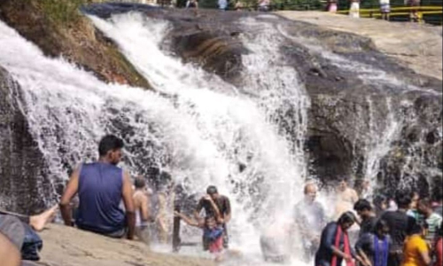 கும்பக்கரை அருவியில் சுற்றுலா பயணிகள் உற்சாக குளியல்