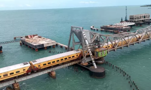 3 நாட்களுக்கு பிறகு பாம்பன் தூக்குப்பாலத்தில் காலிப்பெட்டிகளுடன் ரெயில் சோதனை ஓட்டம்