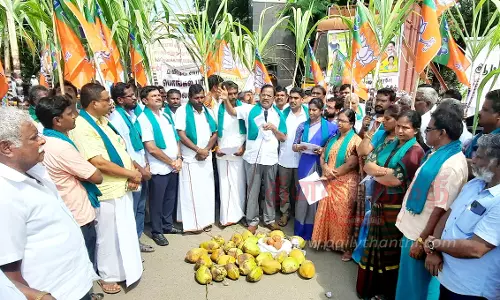 கரும்பு, தேங்காயுடன் பா.ஜ.க.வினர் ஆர்ப்பாட்டம்