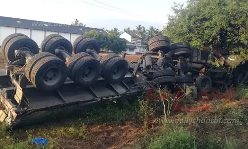 லாரி கவிழ்ந்து விபத்து