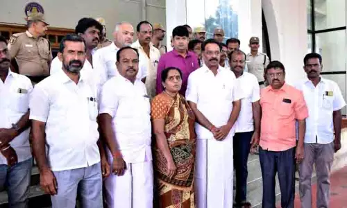 மாவட்ட கவுன்சிலர் கடத்தப்பட்ட விவகாரத்தில் போலீசார் இதுவரை எந்த நடவடிக்கையும் எடுக்கவில்லை: எம்.ஆர்.விஜயபாஸ்கர் குற்றச்சாட்டு மாவட்ட கவுன்சிலர் கடத்தப்பட்ட விவகாரத்தில் போலீசார் இதுவரை எந்த நடவடிக்கையும் எடுக்கவில்லை: எம்.ஆர்.விஜயபாஸ்கர் குற்றச்சாட்டு