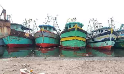 விசைப்படகு மீனவர்கள் 8-வது நாளாக கடலுக்கு மீன்பிடிக்க செல்லவில்லை