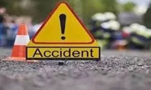 சிறுபாக்கம் அருகேகார் மோதி வாலிபர் பலி