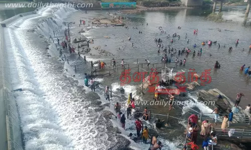 கொடிவேரி அணைக்கு சுற்றுலா பயணிகள் வருகை அதிகரிப்பு