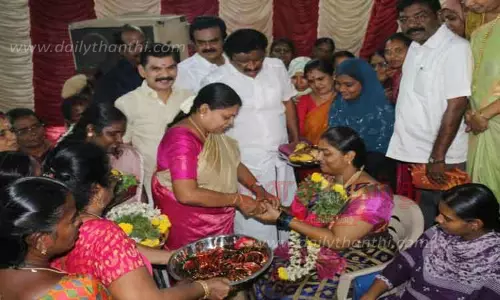 300 கர்ப்பிணிகளுக்கு சமுதாய வளைகாப்பு விழா; அமைச்சர் கீதாஜீவன் சீர்வரிசை பொருட்களை வழங்கினார்