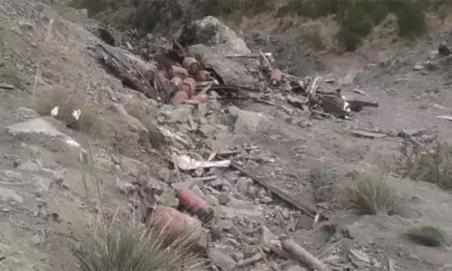 ஜம்மு-காஷ்மீர்: பள்ளத்தாக்கில் லாரி கவிழ்ந்து 2 பேர் பலி