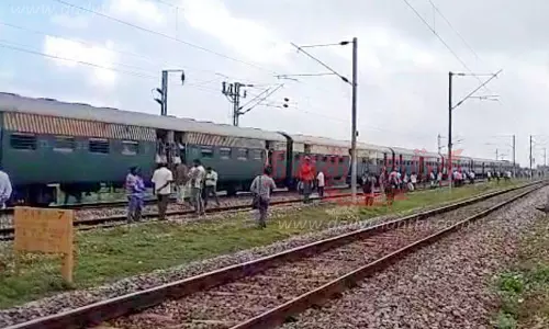 சரக்கு ரெயில் பெட்டி இணைப்பு உடைந்ததால் ரெயில்கள் நடுவழியில் நிறுத்தம்