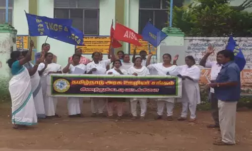 கிணத்துக்கடவில் அரசு ஊழியர் சங்கத்தினர் ஆர்ப்பாட்டம்