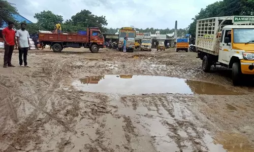 தொடர் மழை காரணமாக சேறும், சகதியுமாக மாறிய காய்கறி மார்க்கெட்