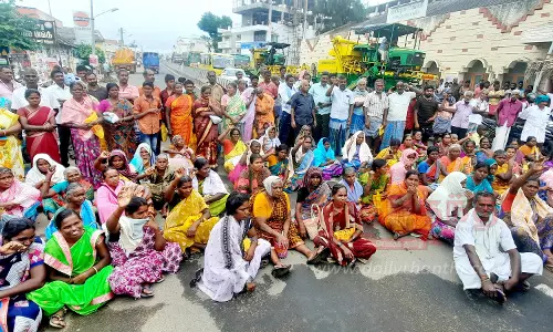 பருத்திக்கு கூடுதல் விலை கேட்டு விவசாயிகள் சாலை மறியல்