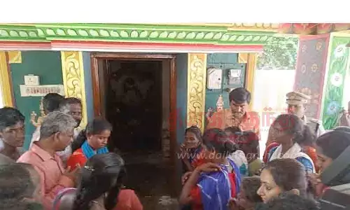 கோவிலுக்குள் செல்ல அனுமதி மறுக்கப்பட்ட மக்களை அழைத்துச்சென்று சாமி கும்பிட வைத்த கலெக்டர்