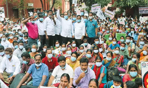 சம வேலைக்கு சம ஊதியம் கேட்டு ஆசிரியர்கள் குடும்பத்துடன் உண்ணாவிரத போராட்டம் சம வேலைக்கு சம ஊதியம் கேட்டு ஆசிரியர்கள் குடும்பத்துடன் உண்ணாவிரத போராட்டம்
